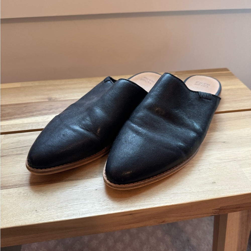FRYE AND CO. Black Leather Mules